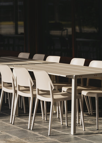 Silla-Belloch-blanca-Exterior-EnricBadrinas-2023-04-x2400