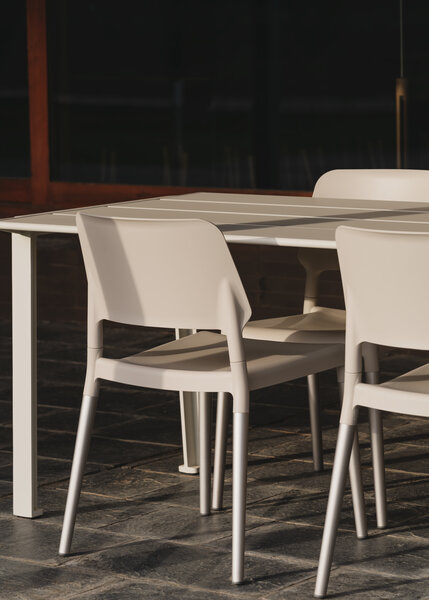 Silla-Belloch-blanca-Exterior-EnricBadrinas-2023-06-x2400