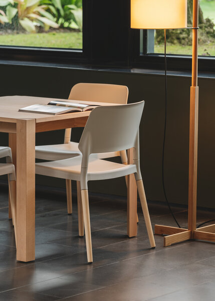 Silla-Belloch-blanca-madera-SantaCole-EnricBadrinas-2022-04-x2400