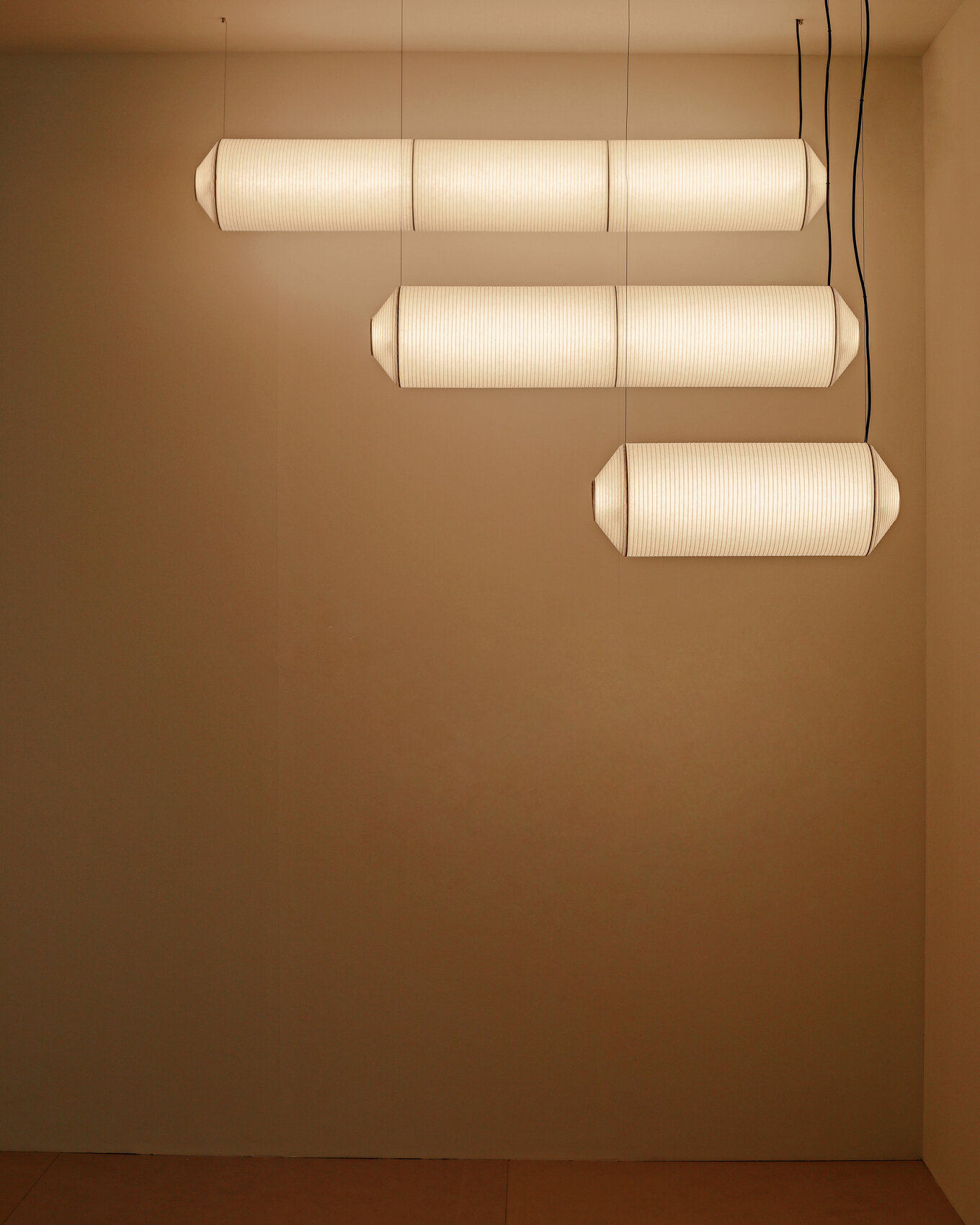 Tekio--Horizontal-Pendant-lamps-santacole4-x1700