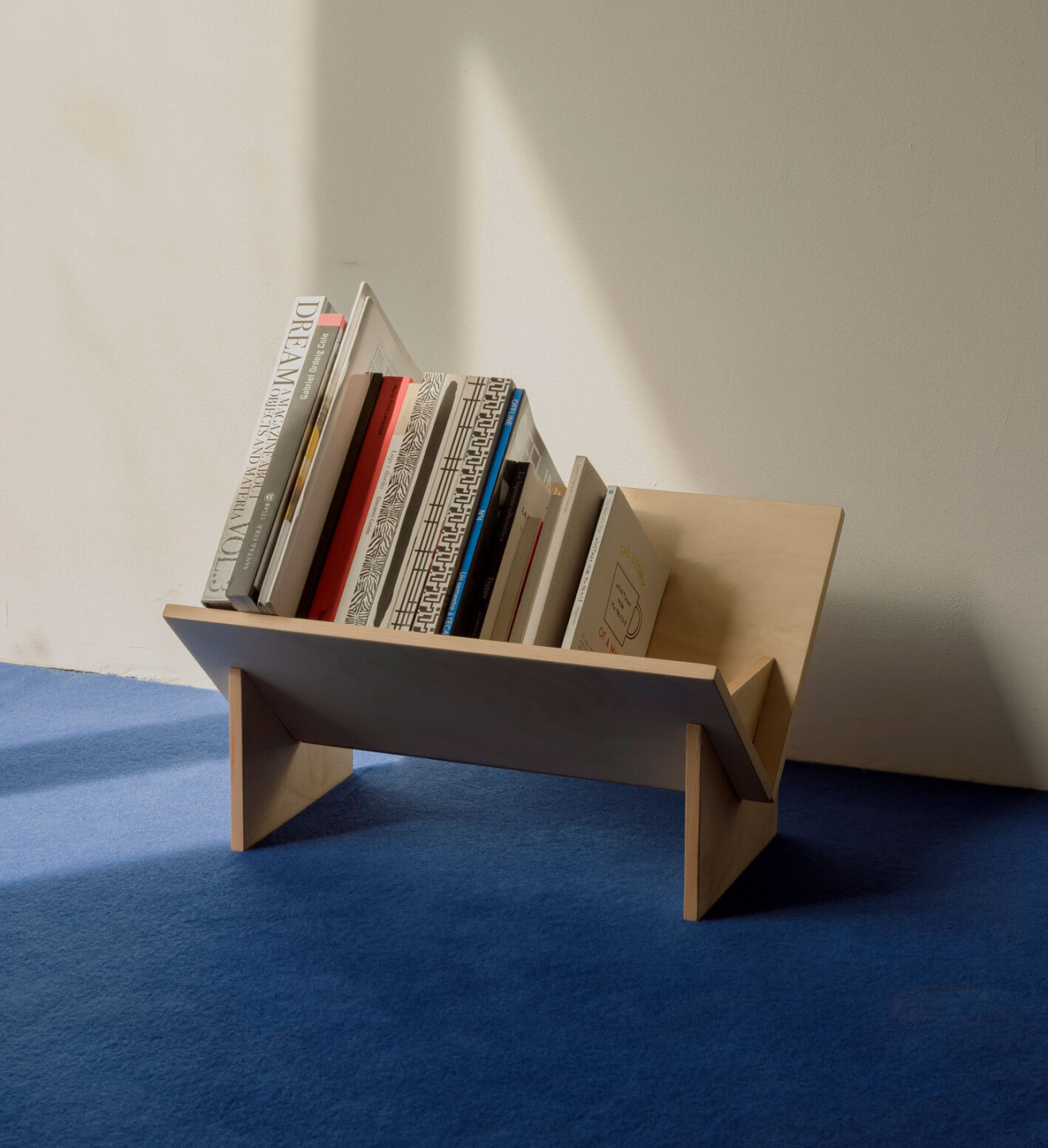 Oakland-librero-SantaCole-jara-varela-2022-mosoliver-01-x2400-red