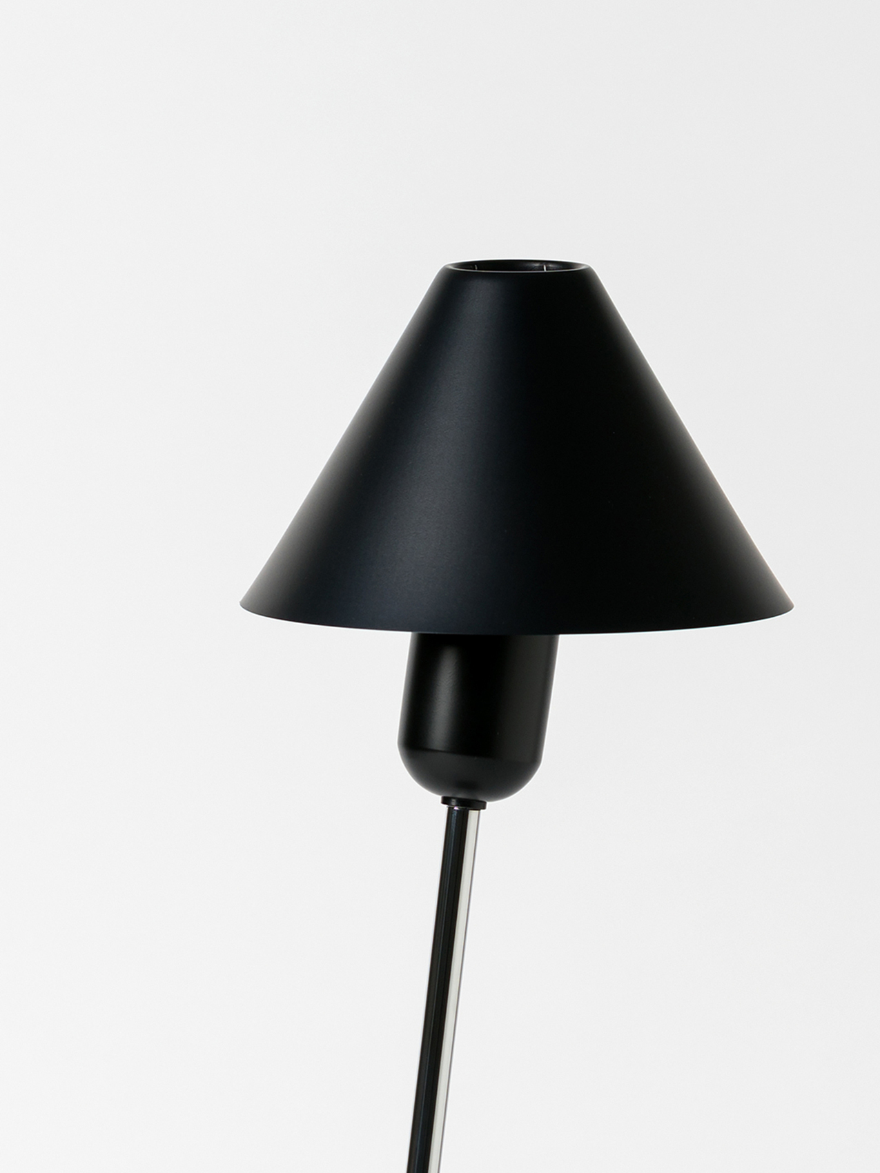 lampara_de_sobremesa_gira_pantalla_aluminio_anodizado_negro_sobremesa_6GIR01-O1-O1-O1-O1-O1-O1-O1-O1-O1.jpg