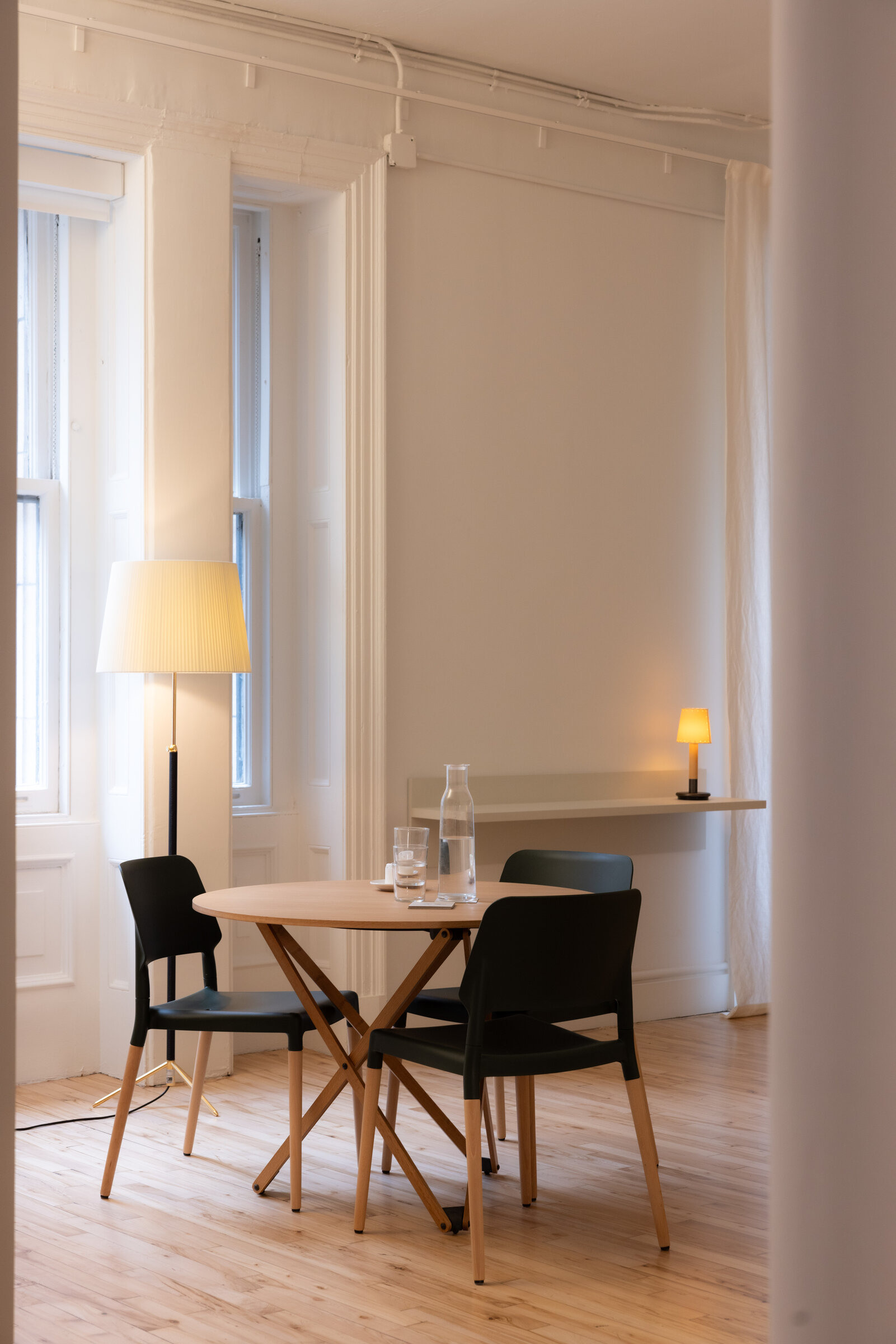 Galeria-SantaCole-NY-Pia-Riverola-2024-Pie-salon-Basica-Minima-Bat-x2400