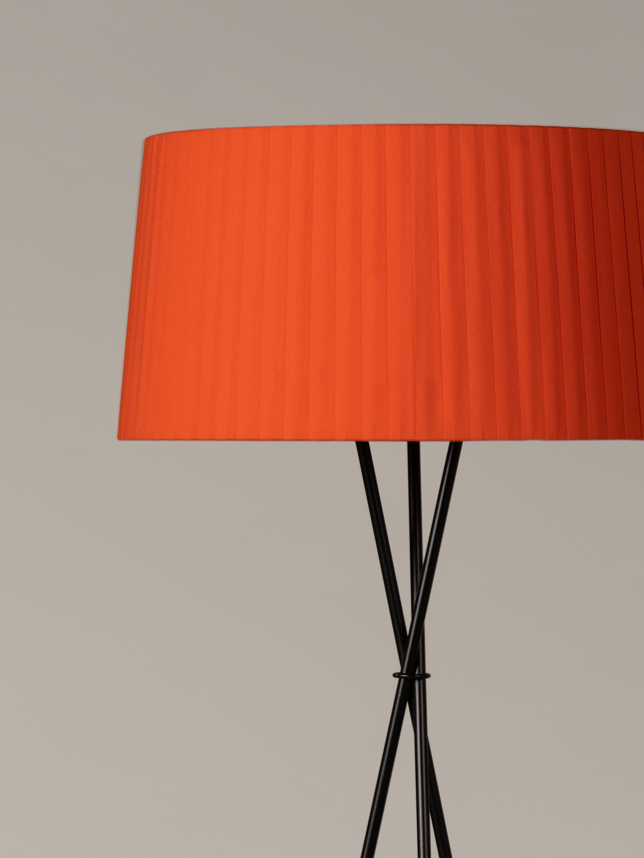 lampara_de_pie_Tripode_G5_pantalla_cinta_rojo_ambar_TG5P5-O1-O1.jpg