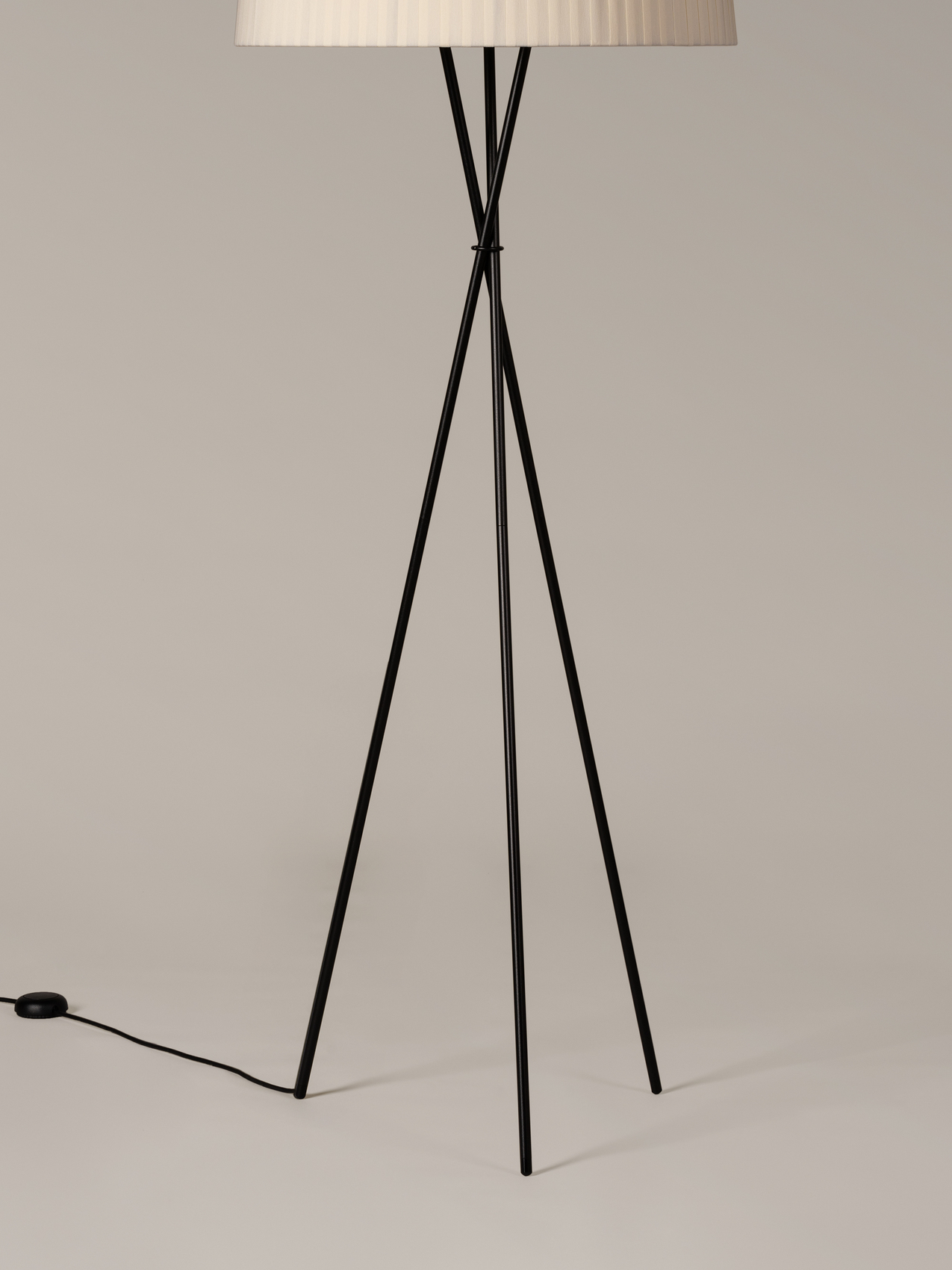 lampara_de_pie_Tripode_G5_estructura_metalica_negra_TG501-O1-O1-O1.jpg