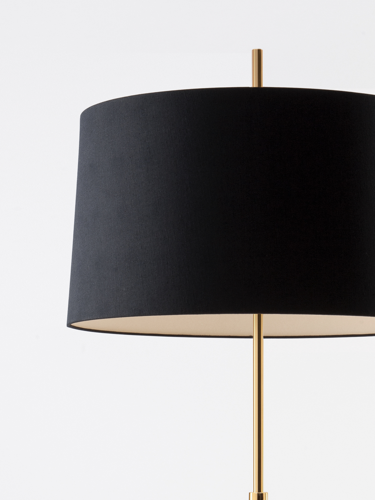 lampara_de_pie_diana_mayor_pantalla_lino_negro_DIAG6-O1-O1.jpg