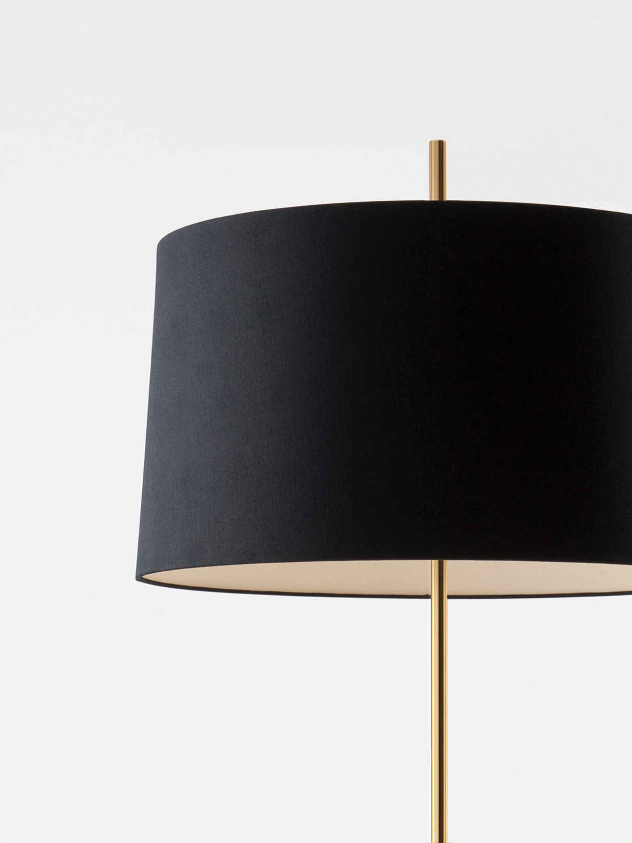 lampara_de_pie_diana_pantalla_lino_negro_DIAM6-O1-O1-O1-O1-O1-O1-O1.jpg