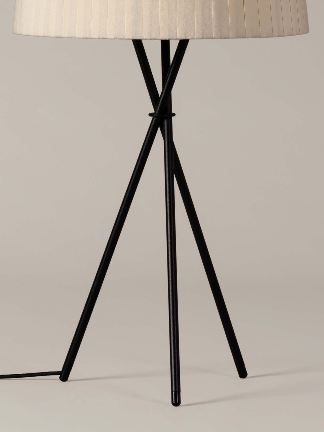 lampara_de_sobremesa_Tripode_G6_estructura_metalica_negra_TG611-O1-O1-O1.jpg