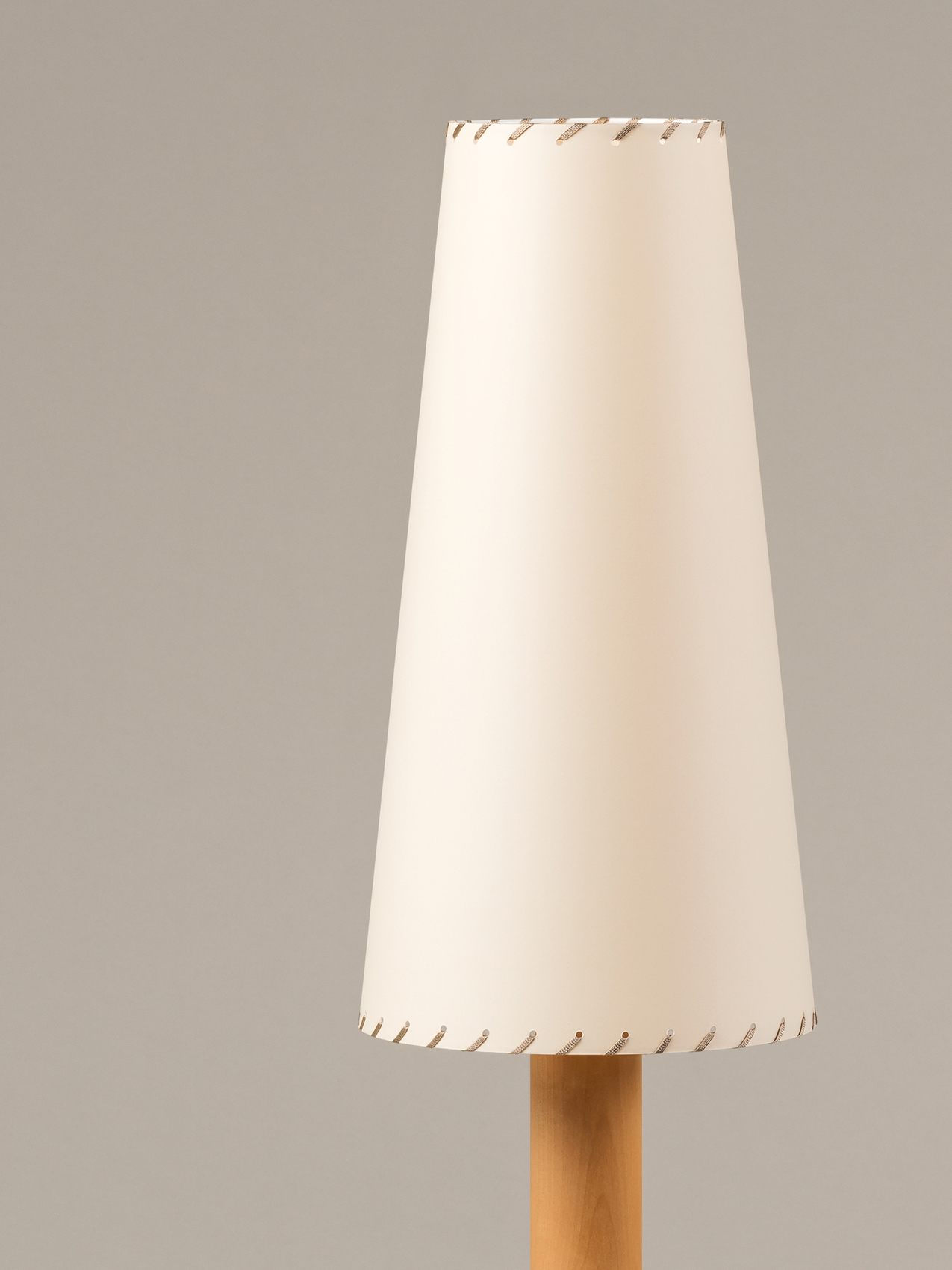 lampara_de_sobremesa_basica_M2_pantalla_cartulina_beige_sobremesa_PM201-O1-O1-O1.jpg
