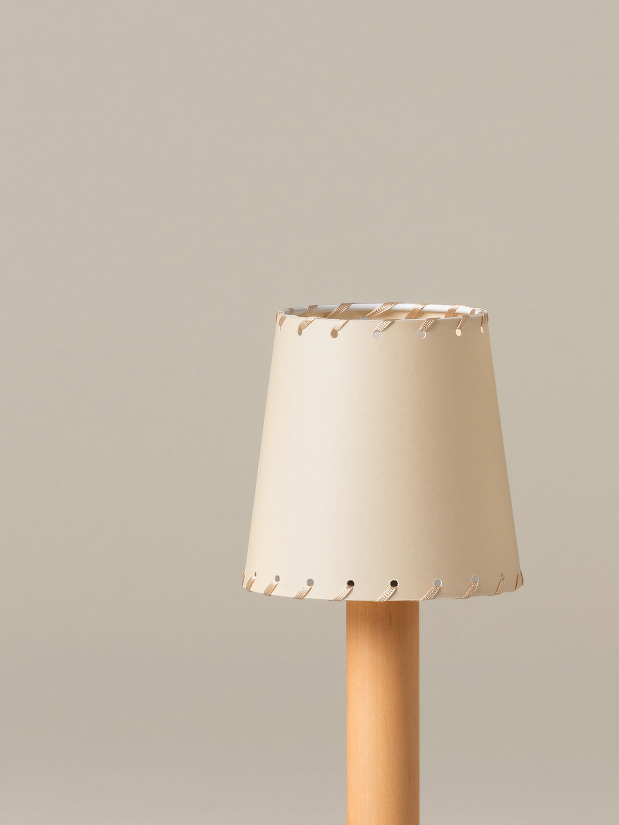 lampara_de_sobremesa_basica_minima_pantalla_cartulina_beige_sobremesa_6BAMP1-O1-O1-O1-O1.jpg
