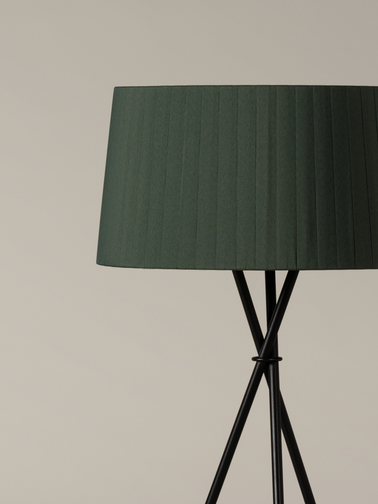 lampara_de_sobremesa_tripode_G6_pantalla_cinta_verde_raw_color_TG6M9-O1-O1.jpg