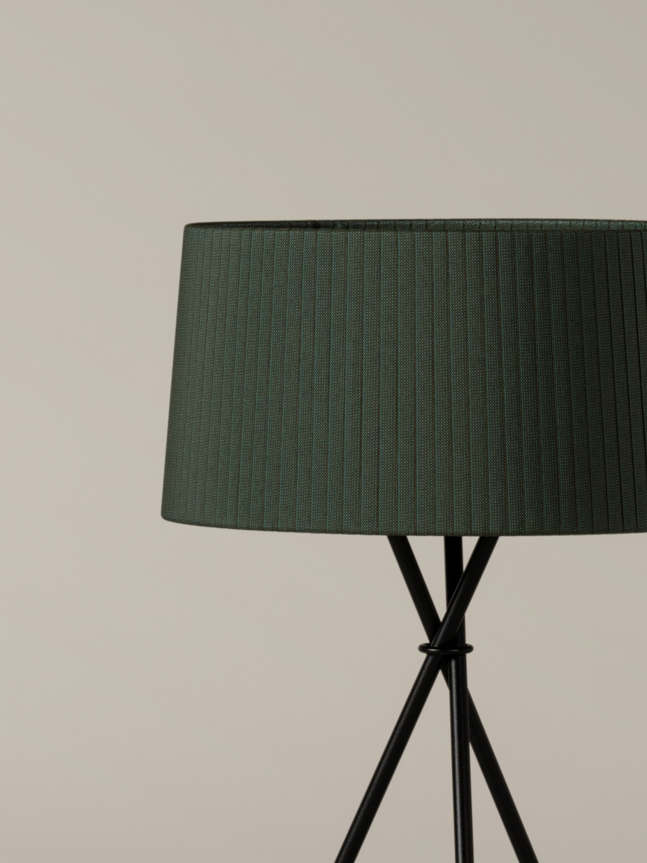lampara_de_sobremesa_tripode_M3_pantalla_cinta_verde_raw_color_TM3M9-O1-O1.jpg