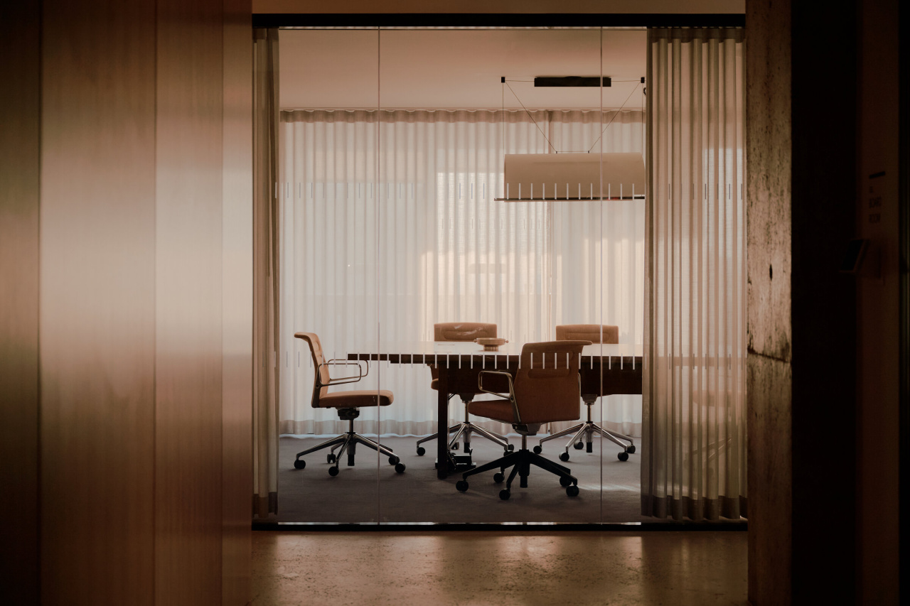 57-Nomad-Financial-Firm-William-Jess-Laird-91617-LAMINA-MAYOR-x2400