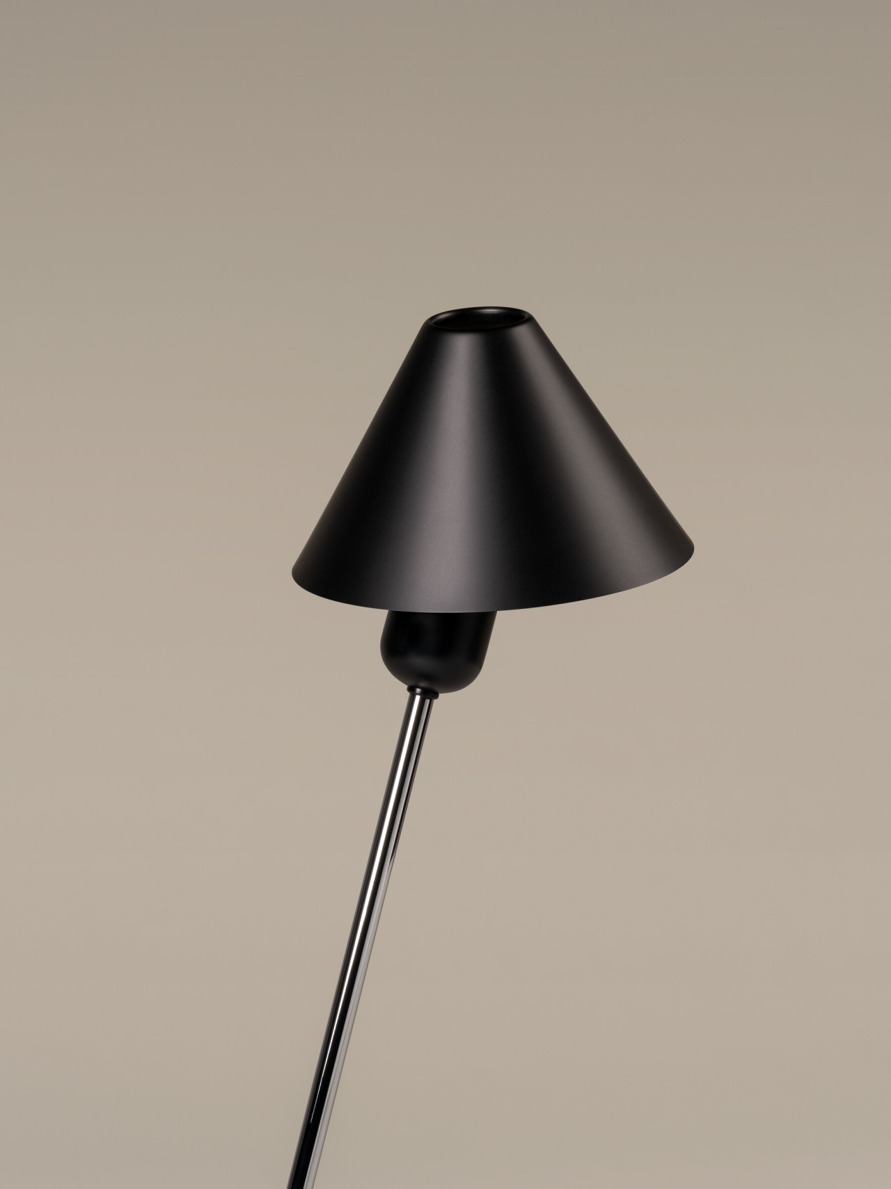 Gira-pantalla-negro-off-Enric-Badrinas-santacole-2022-det-GIRTA02-x2400.jpg