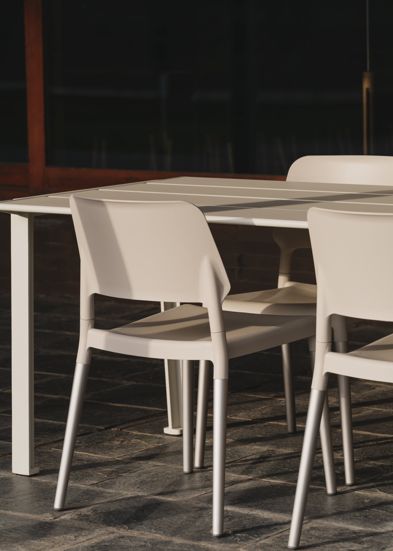 Silla-Belloch-blanca-Exterior-EnricBadrinas-2023-06-x2400.jpg