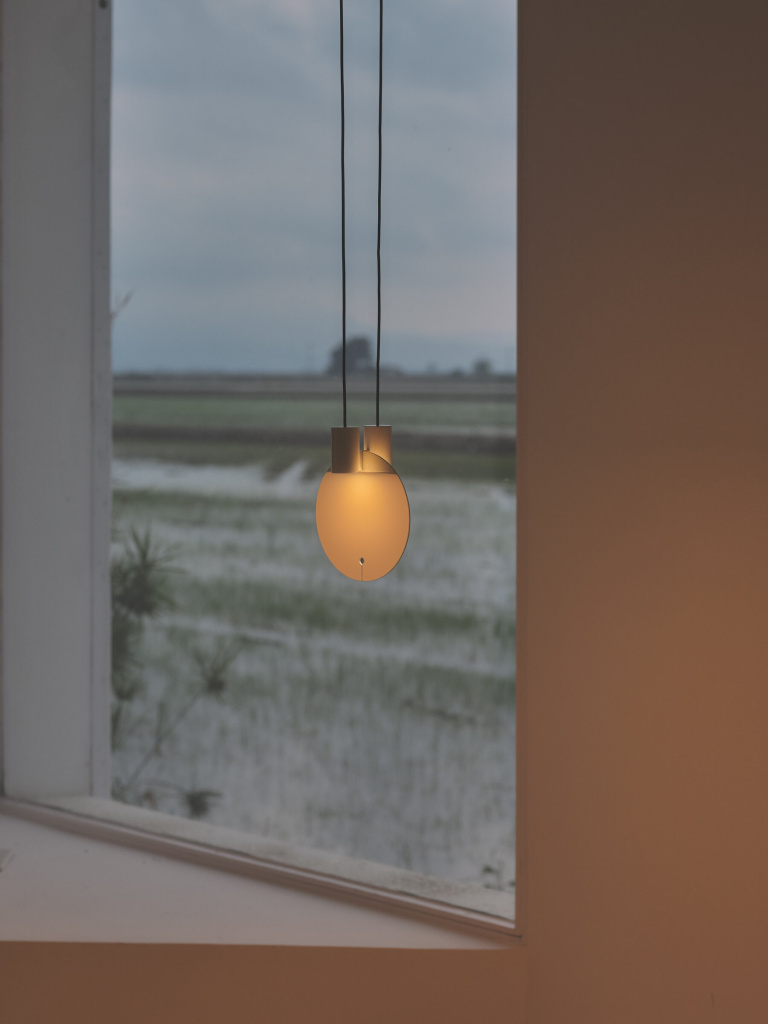 Bijou-S-blanca-suspension-ON-JaraVarela-SantaCole-Delta-2023-02-x2400.jpg