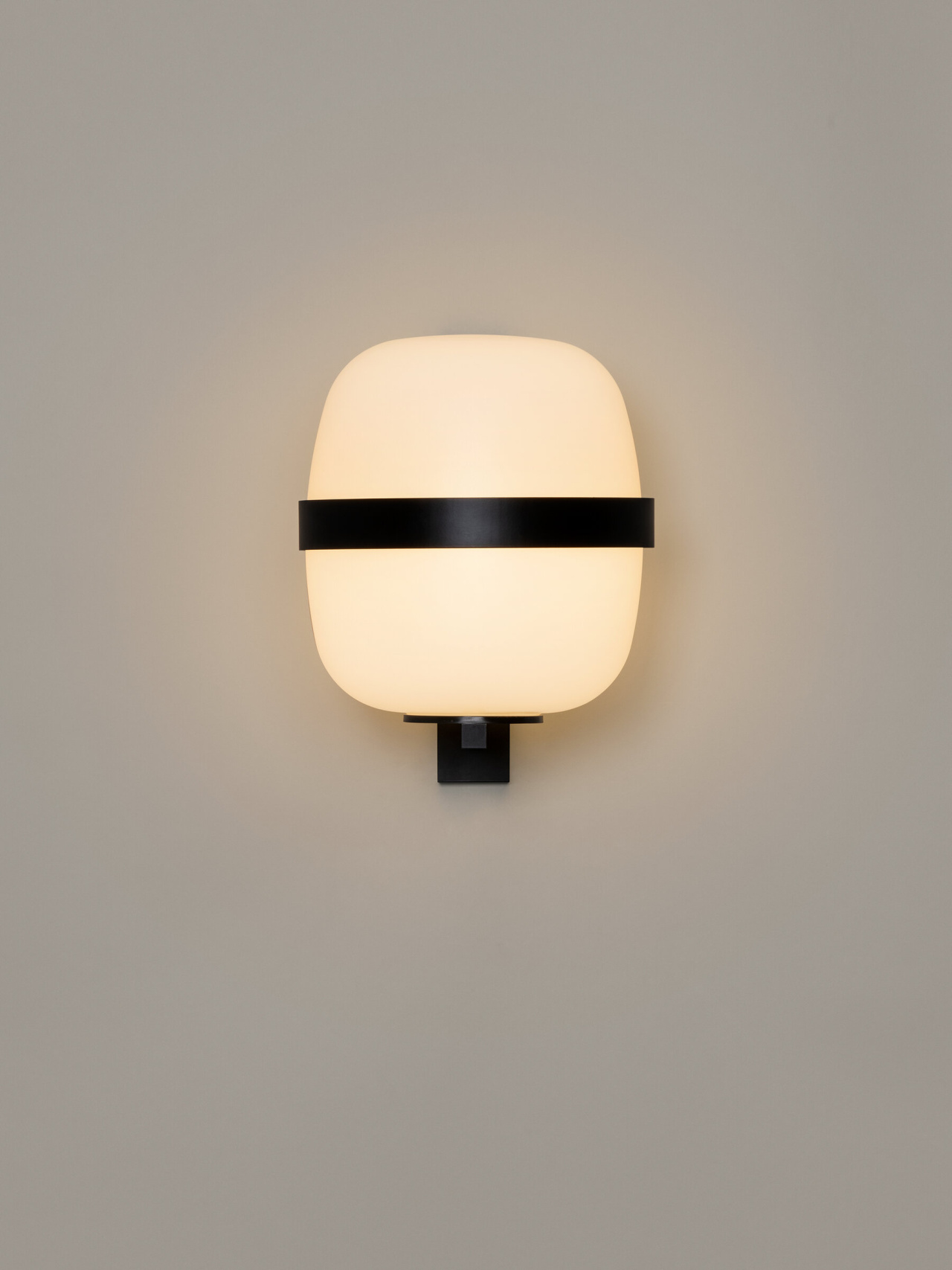 SantaCole-Wally-Cesta-negro-frontal-on-Badrinas-2022-WALWB01-v1-x2400.jpg
