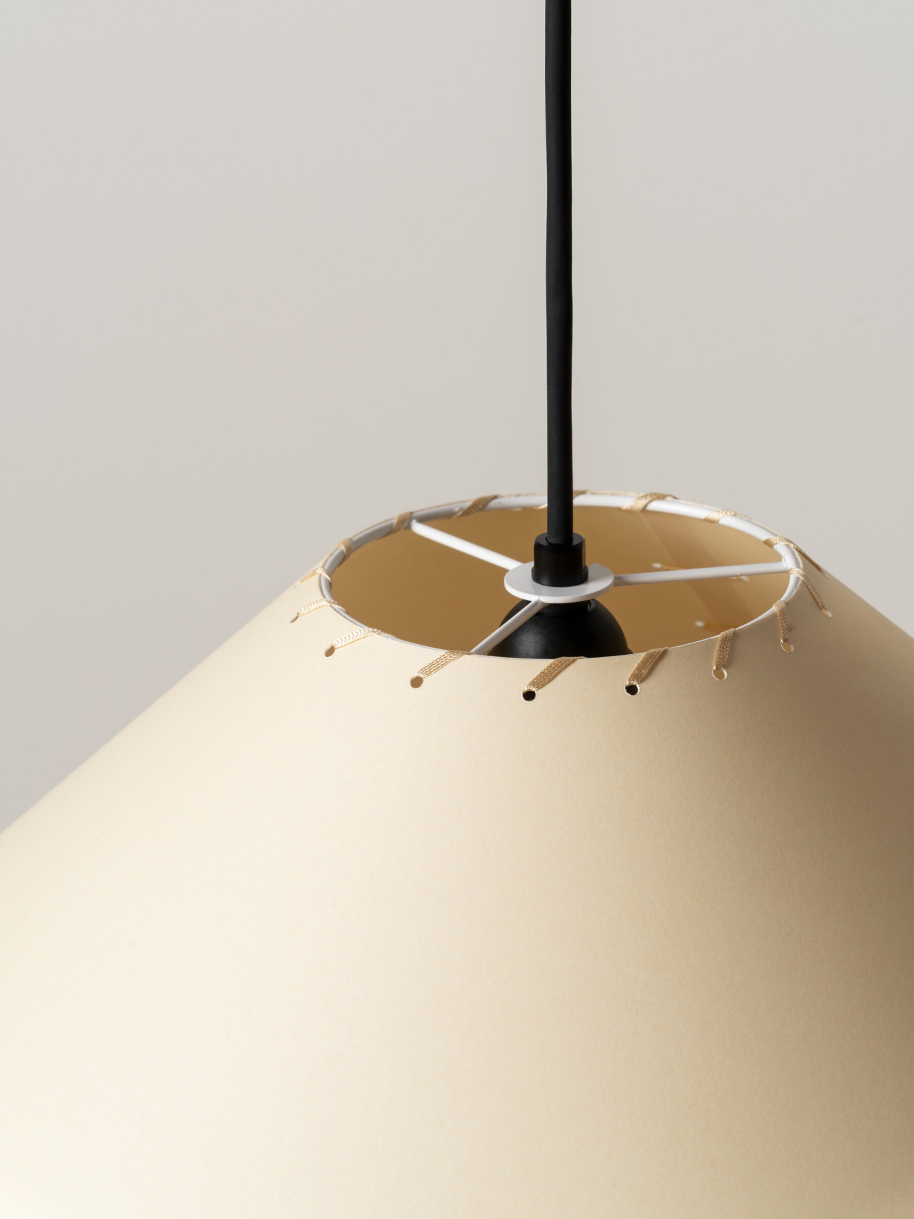Sisisi-Conica-Plana-MT4-beige-detalle-OFF-SantaCole-EnricBadrinas-2022-03-x2400.jpg