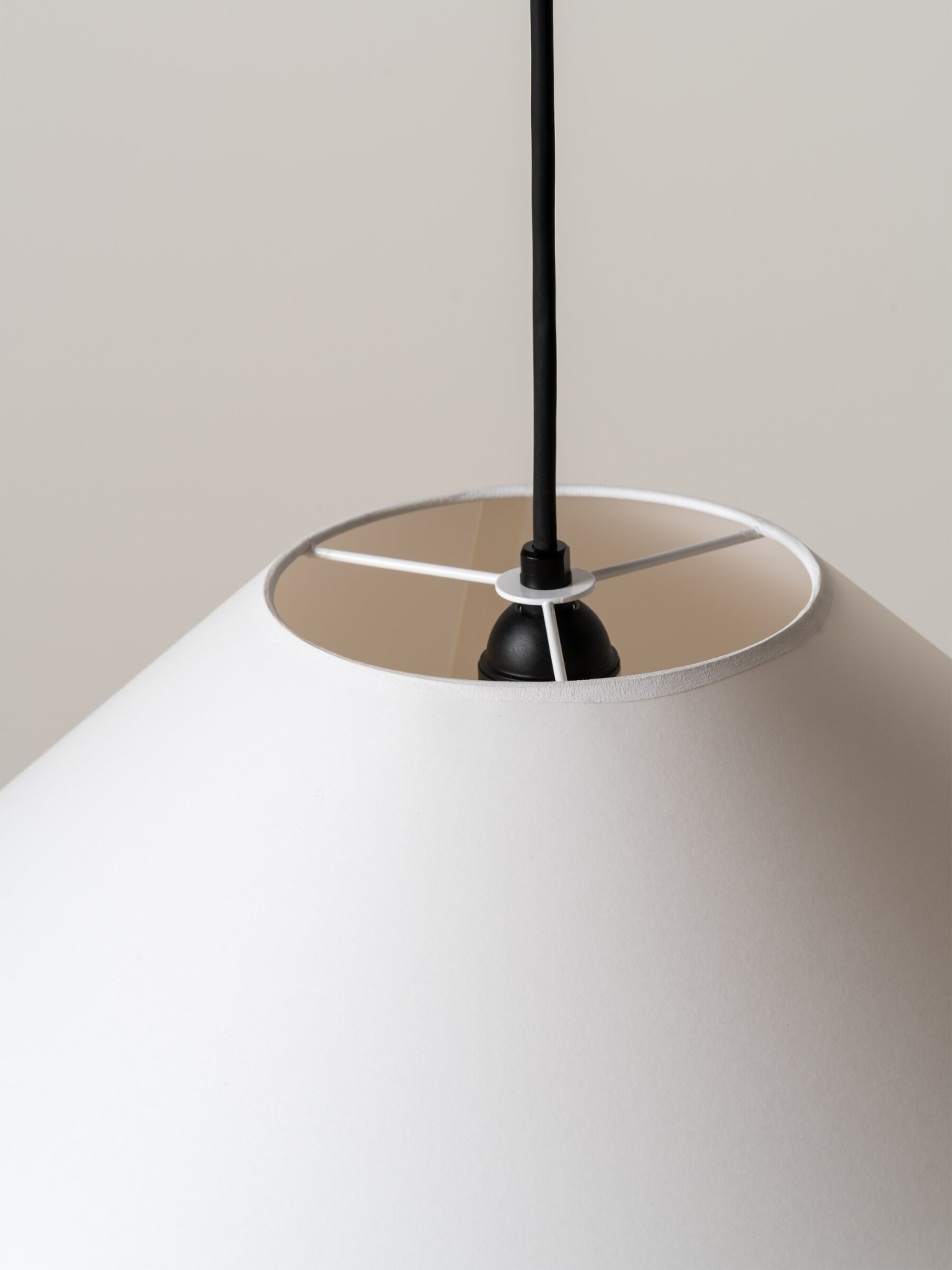 Sisisi-Conica-Plana-MT5-blanca-detalle-OFF-SantaCole-EnricBadrinas-2022-03-x2400.jpg