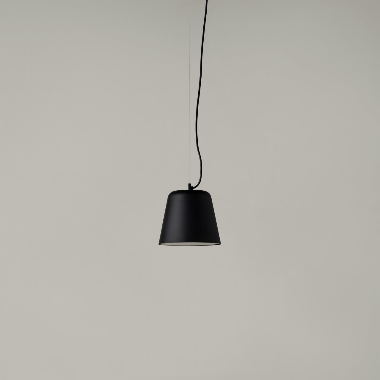 Vaso-negro-OFF-EnricBadrinas-2022-VASPA02-02D-R25-2-x2400.jpg