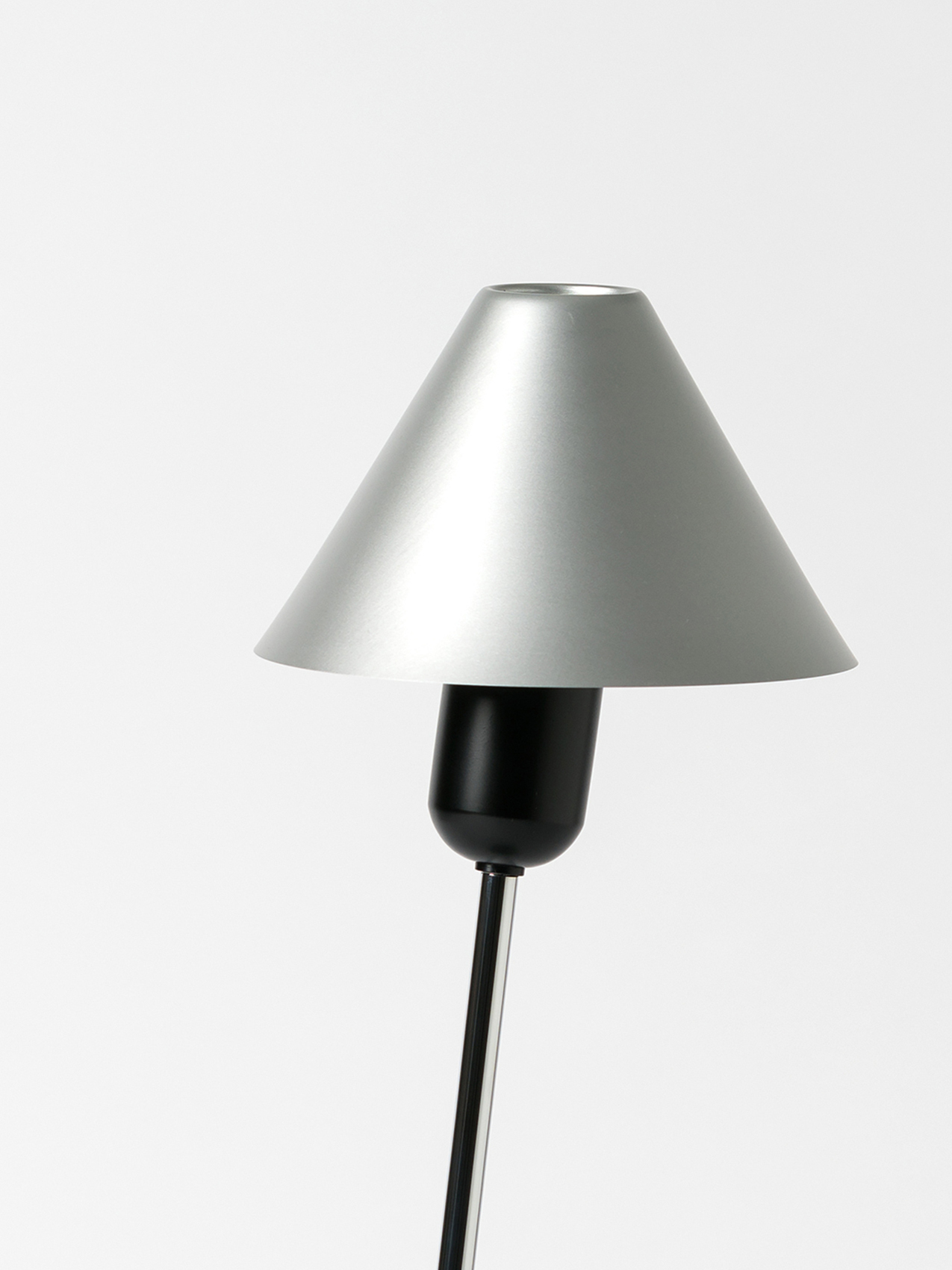 lampara_de_sobremesa_gira_pantalla_aluminio_anodizado_natural_sobremesa_6GIR02-O1-O1.jpg