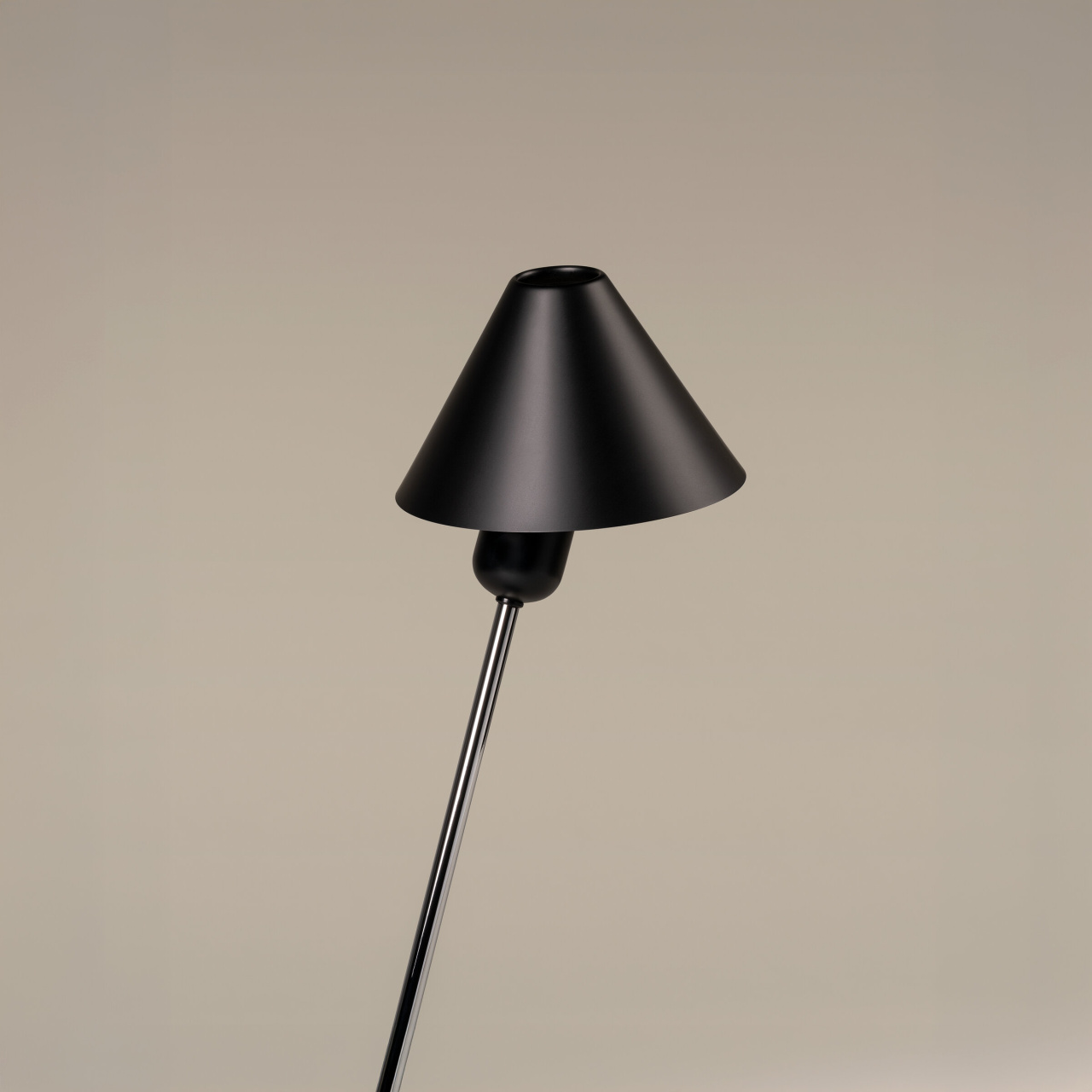 Gira-pantalla-negro-off-Enric-Badrinas-santacole-2022-det-R26-x2400.jpg
