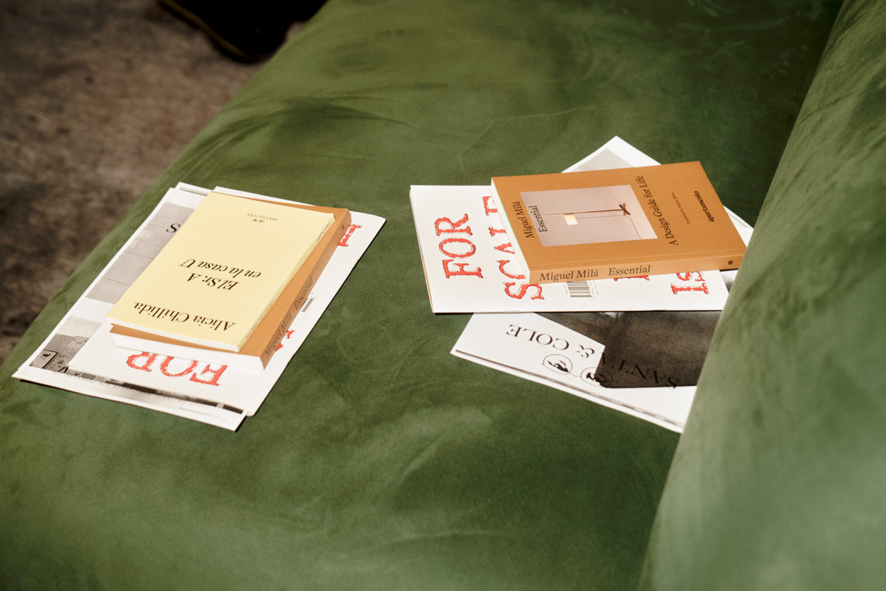 Light-Reading-Chapter-One-GaleriaS-CNueva-York-Seth-Caplan-424-x2400