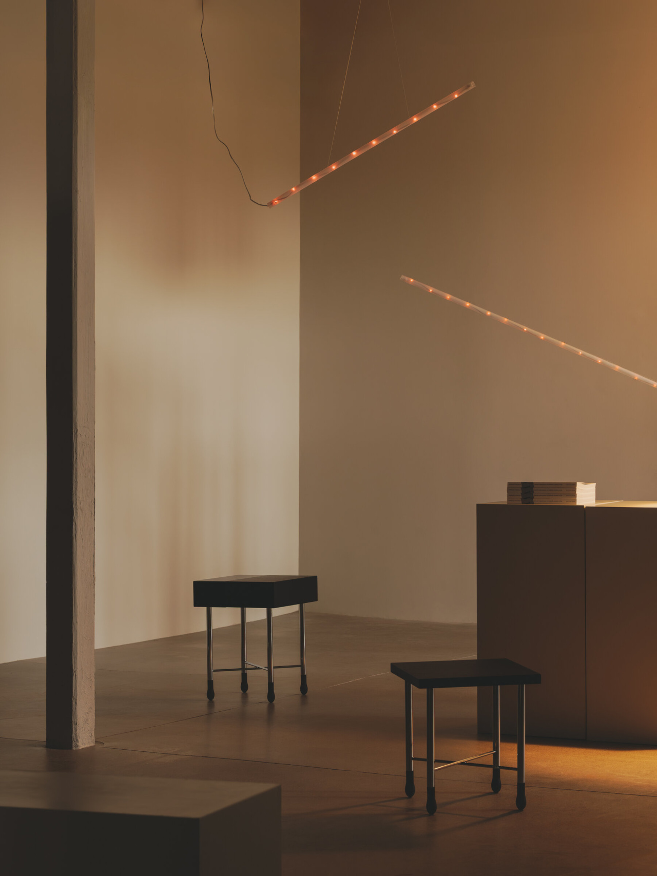 Mesita-GO-La-Colilla-Santa-Cole-Euroluce-Enric-Badrinas-2025-2445-x2400.jpg