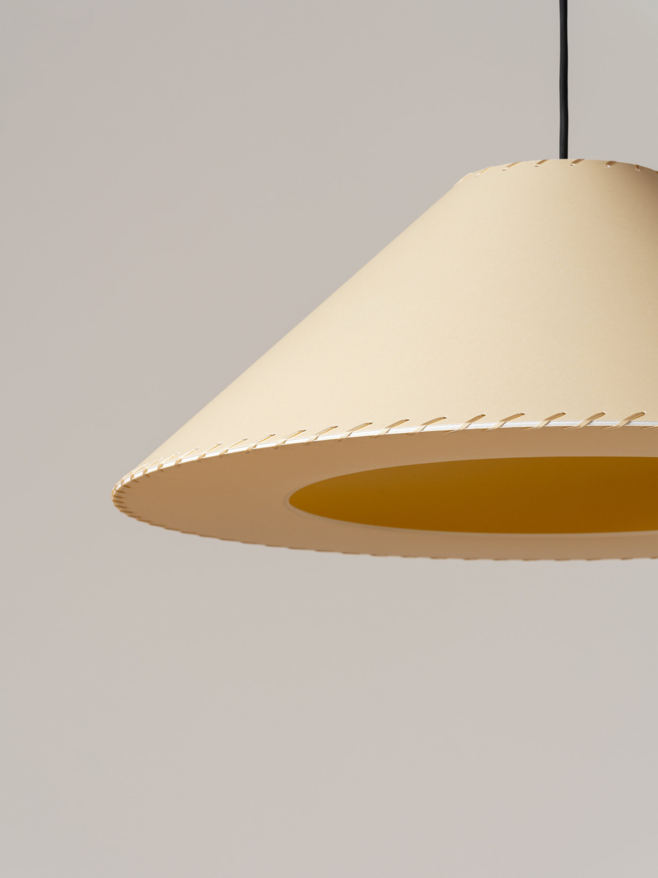 Sisisi-Conica-Plana-MT5-beige-detalle-OFF-SantaCole-EnricBadrinas-2022-01-x2400.jpg