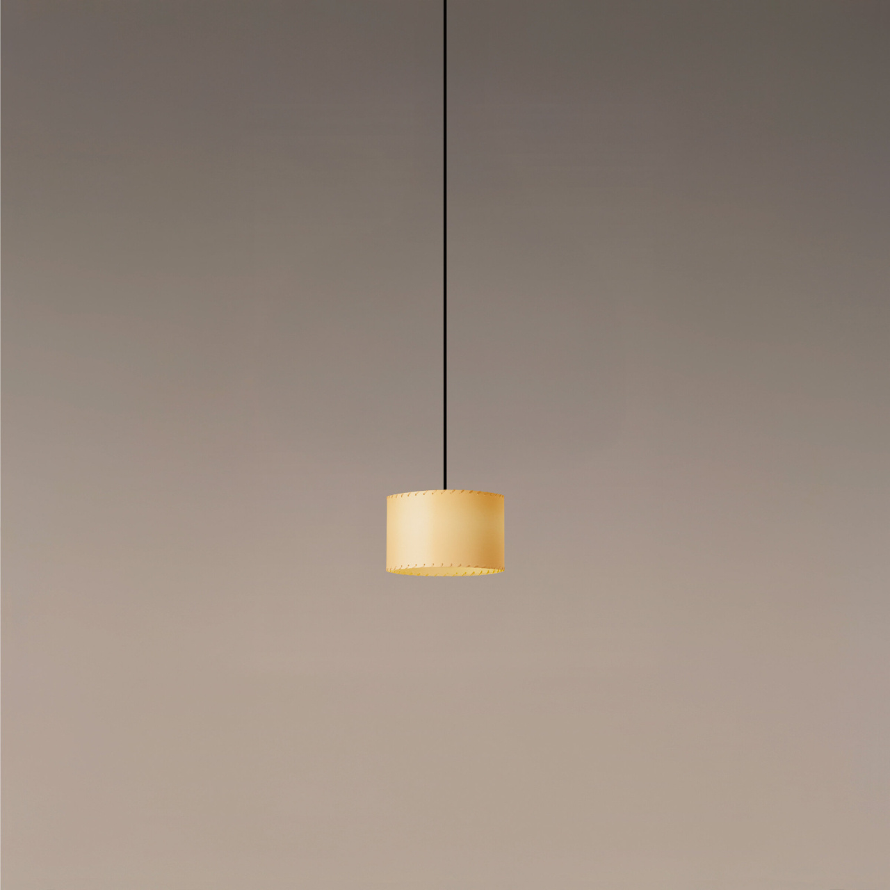Sisisi-Cilindricas-PT2-cartulina-beige-ON-PT2PA01-03-04-R25-x2400.jpg