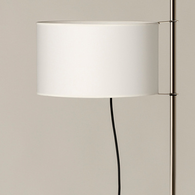 Rotating and height-adjustable white parchment lampshade for chrome-plated structure. by Santa & Cole