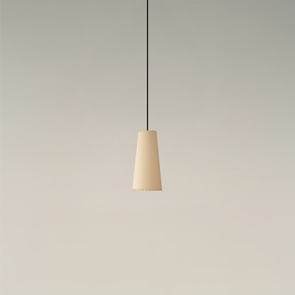 Sisisi-Conicas-Largas-MT2-beige-ON-EnricBadrinas-2021-MT2PA-01-03-04-R25-x2400.jpg