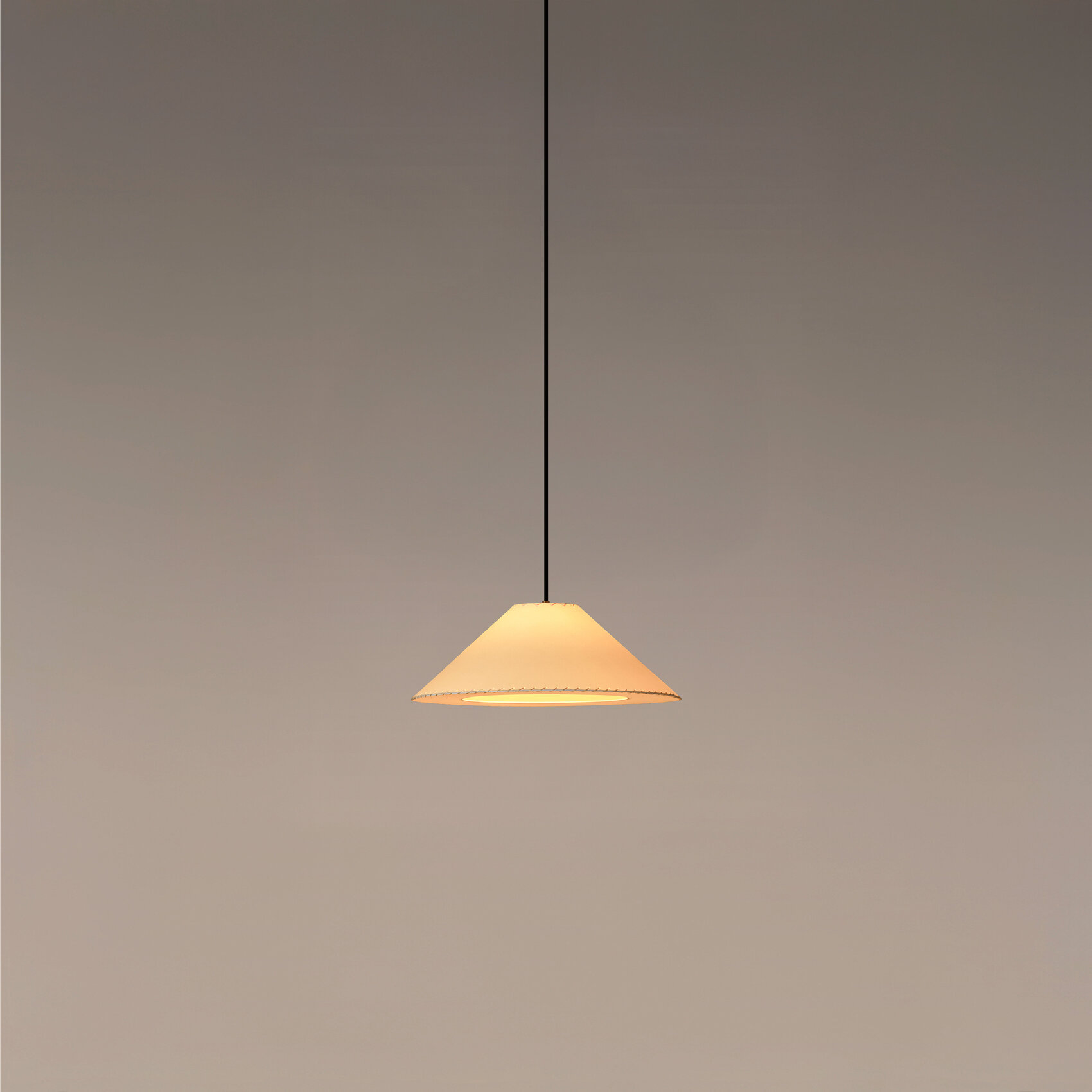 Sisisi-Conicas-Planas-MT4-beige-ON-EnricBadrinas-2022-MT401-03-04-R25-x2400.jpg