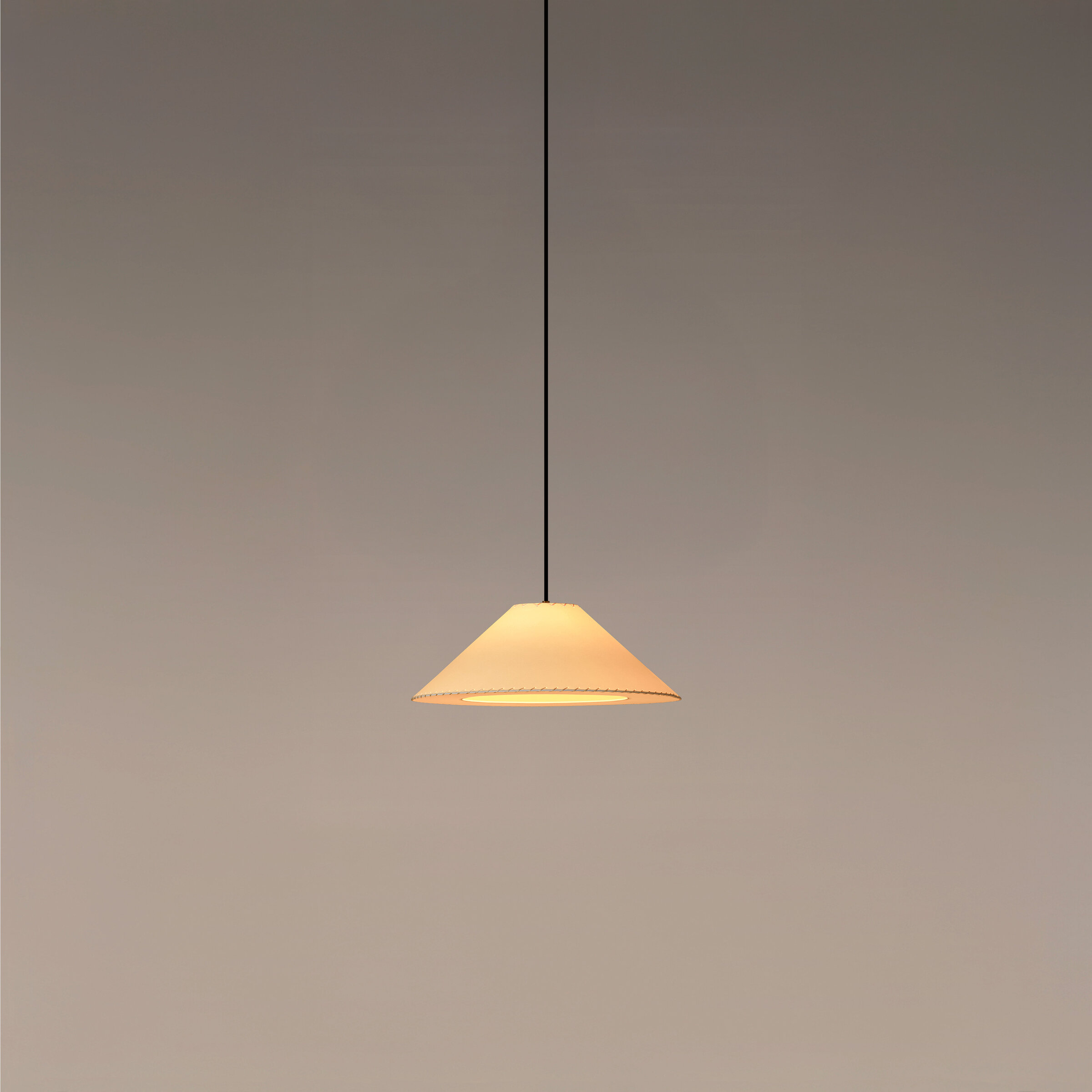 Sisisi-Conicas-Planas-MT4-beige-ON-EnricBadrinas-2022-MT401-03-04-R25-x2400.jpg