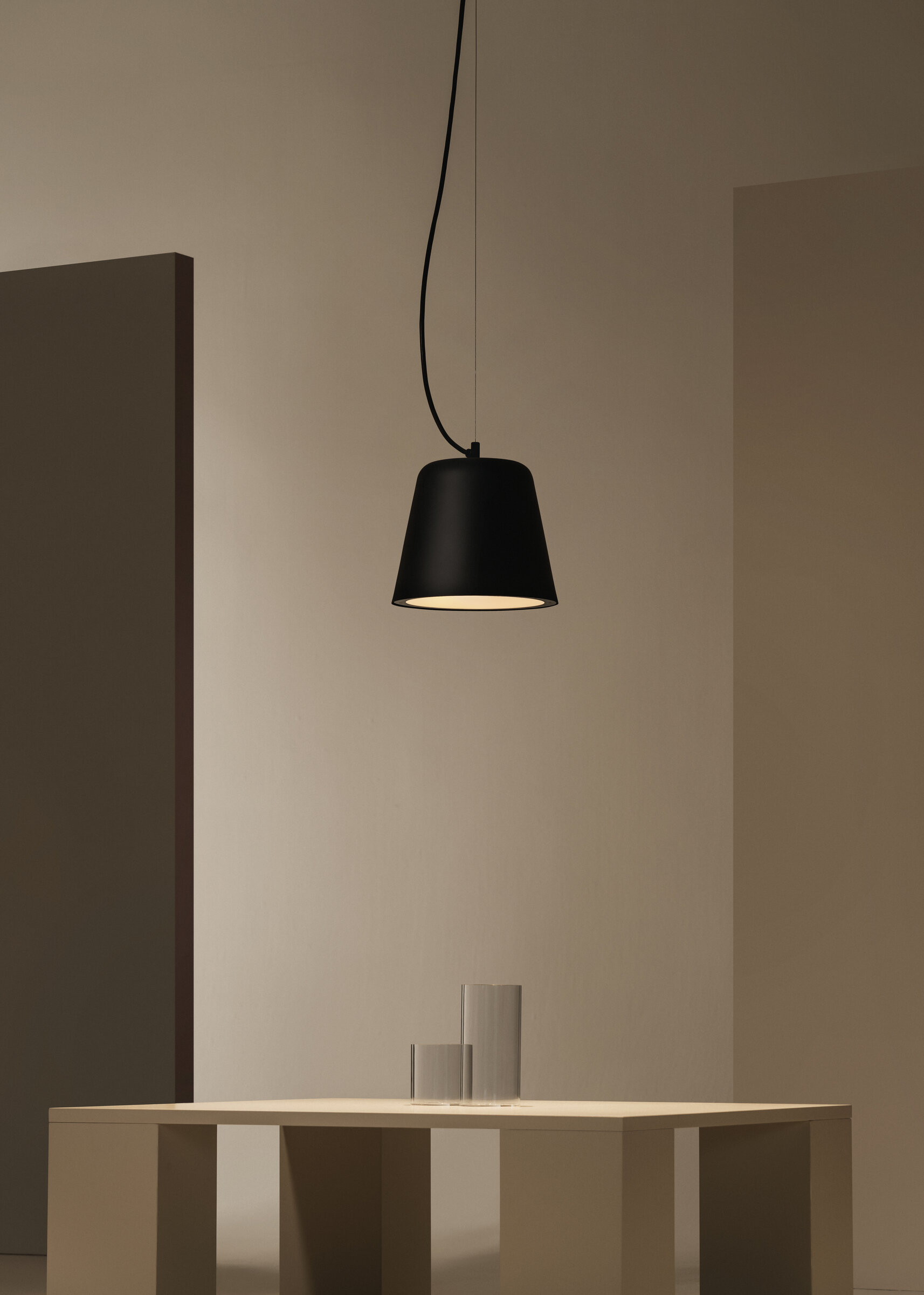 Vaso-negro-SantaCole-Enric-Badrinas-2022-07-x2400.jpg