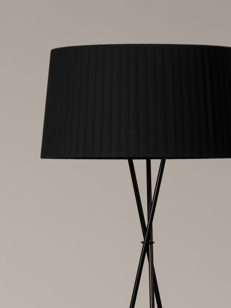 lampara_de_pie_Tripode_G5_pantalla_cinta_negra_TG5P6-O1-O1-768x1024