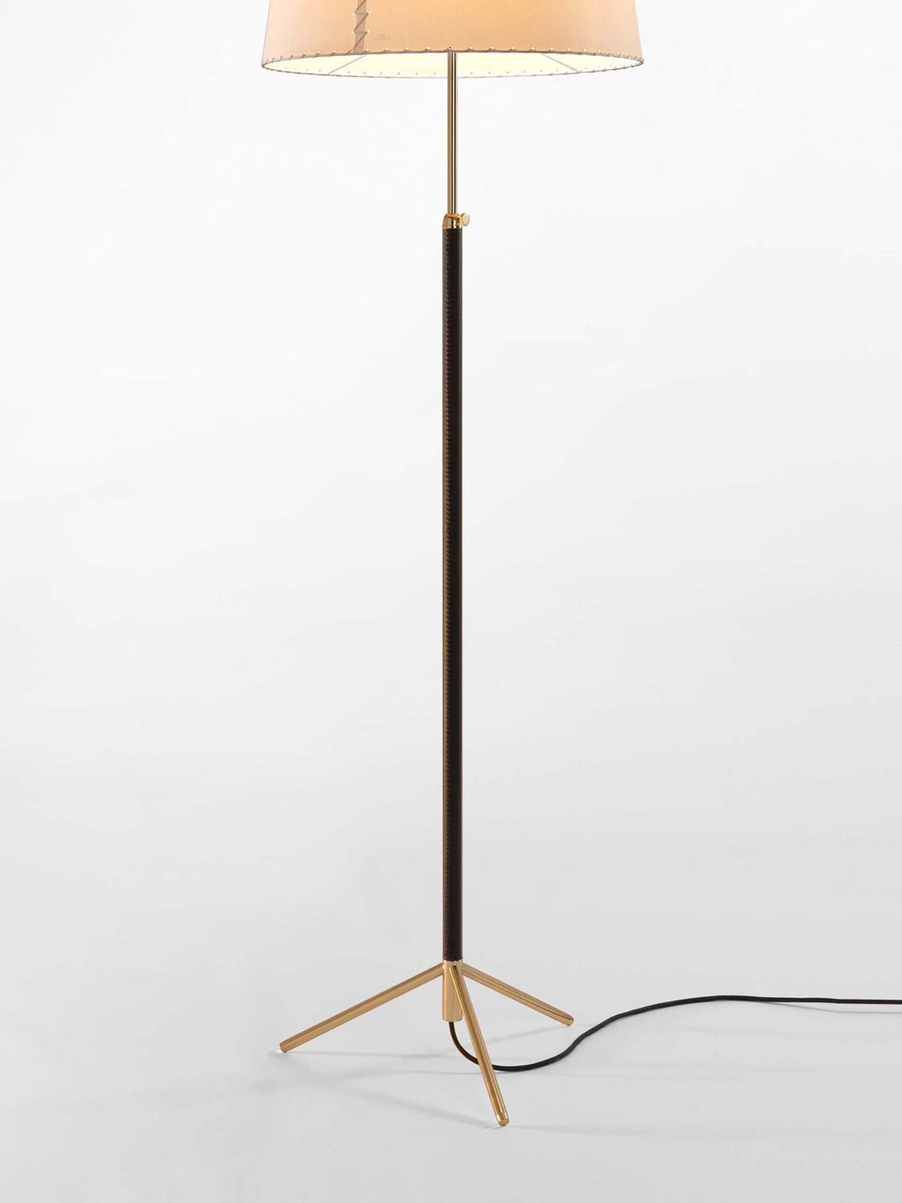 lampara_de_pie_pie_de_salon_estructura_laton_PDS03-O1