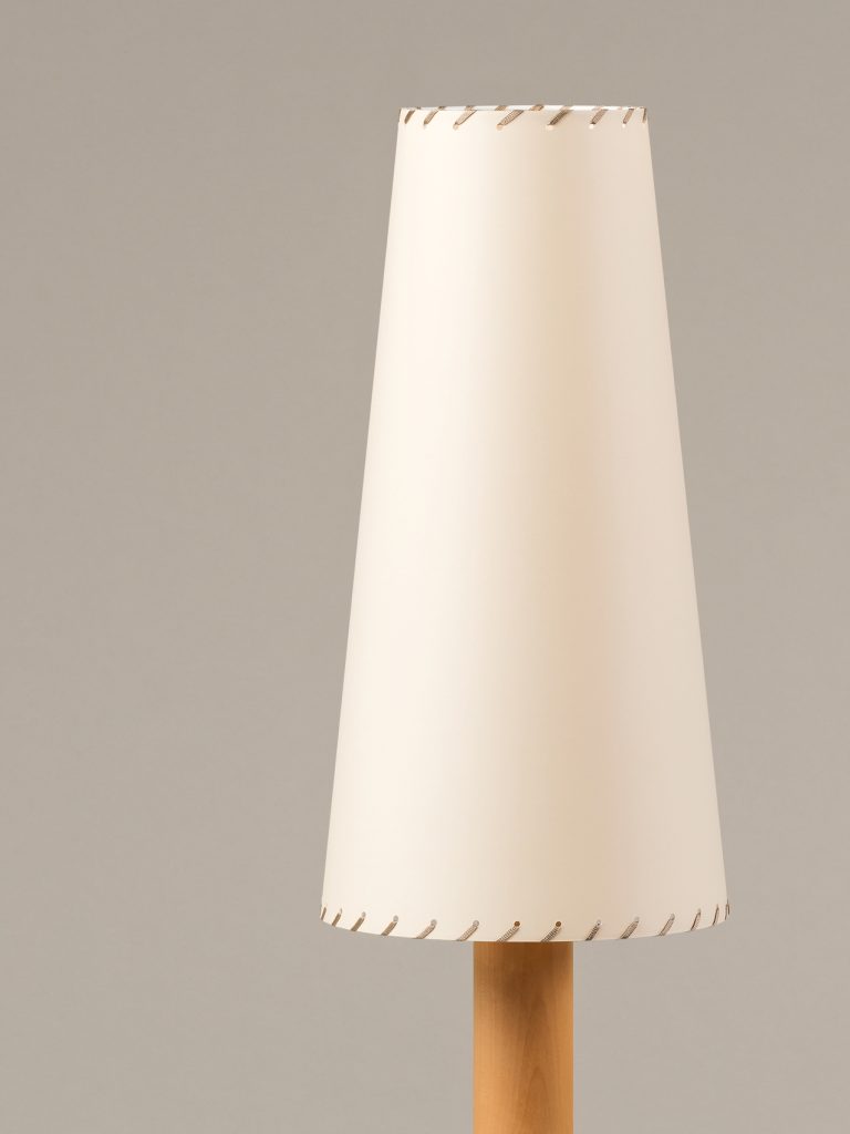 lampara_de_sobremesa_basica_M2_pantalla_cartulina_beige_sobremesa_PM201-O1-O1-O1-768x1024