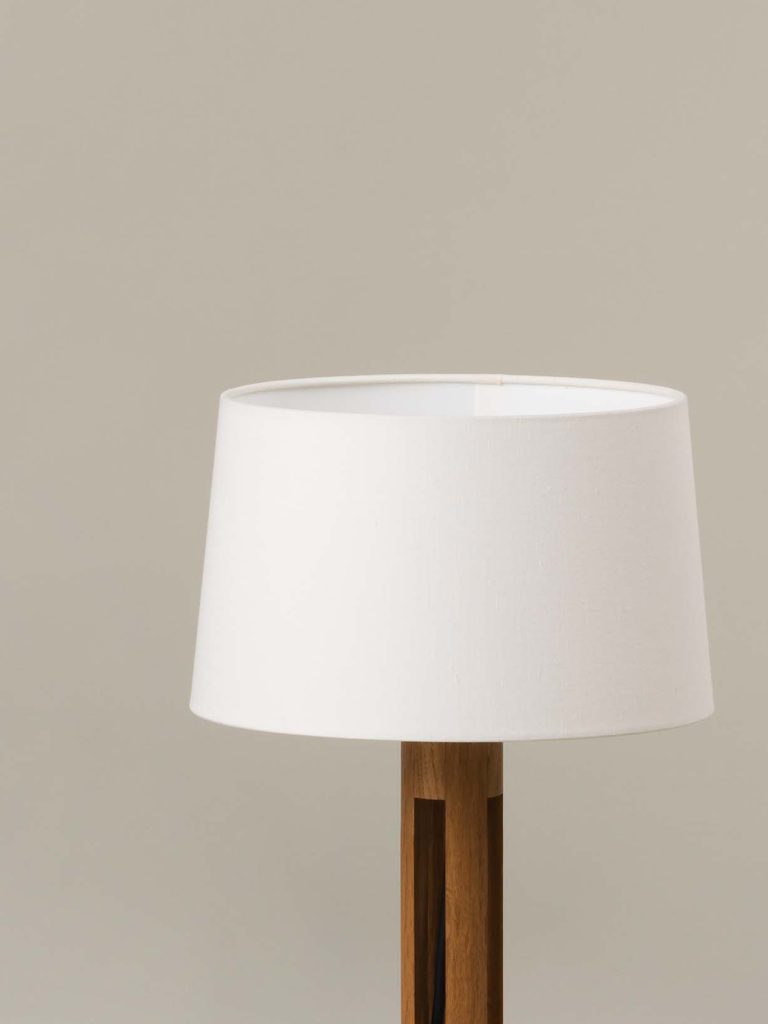 lampara_de_sobremesa_fad_menor_pantalla_lino_blanco_sobremesa_6FAD02-O1-O1-768x1024