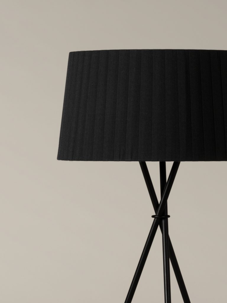 lampara_de_sobremesa_tripode_G6_pantalla_cinta_negro_TG6M6-O1-O1-768x1024