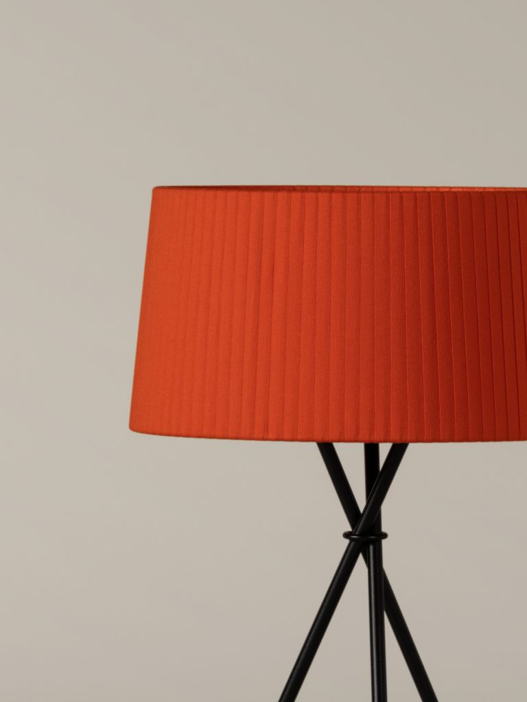 lampara_de_sobremesa_tripode_M3_pantalla_cinta_rojo_ambar_TM3M5-O1-O1-768x1024