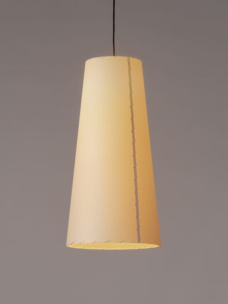 lampara_de_suspension_GT4_pantalla_cartulina_beige_cosida_PGT41-O1-768x1024